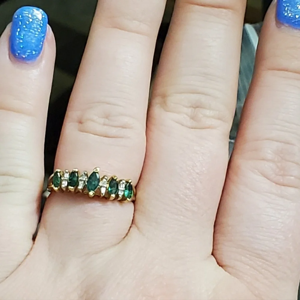 Elegant Gold and Green Stone Ring - Picture 2 of 8